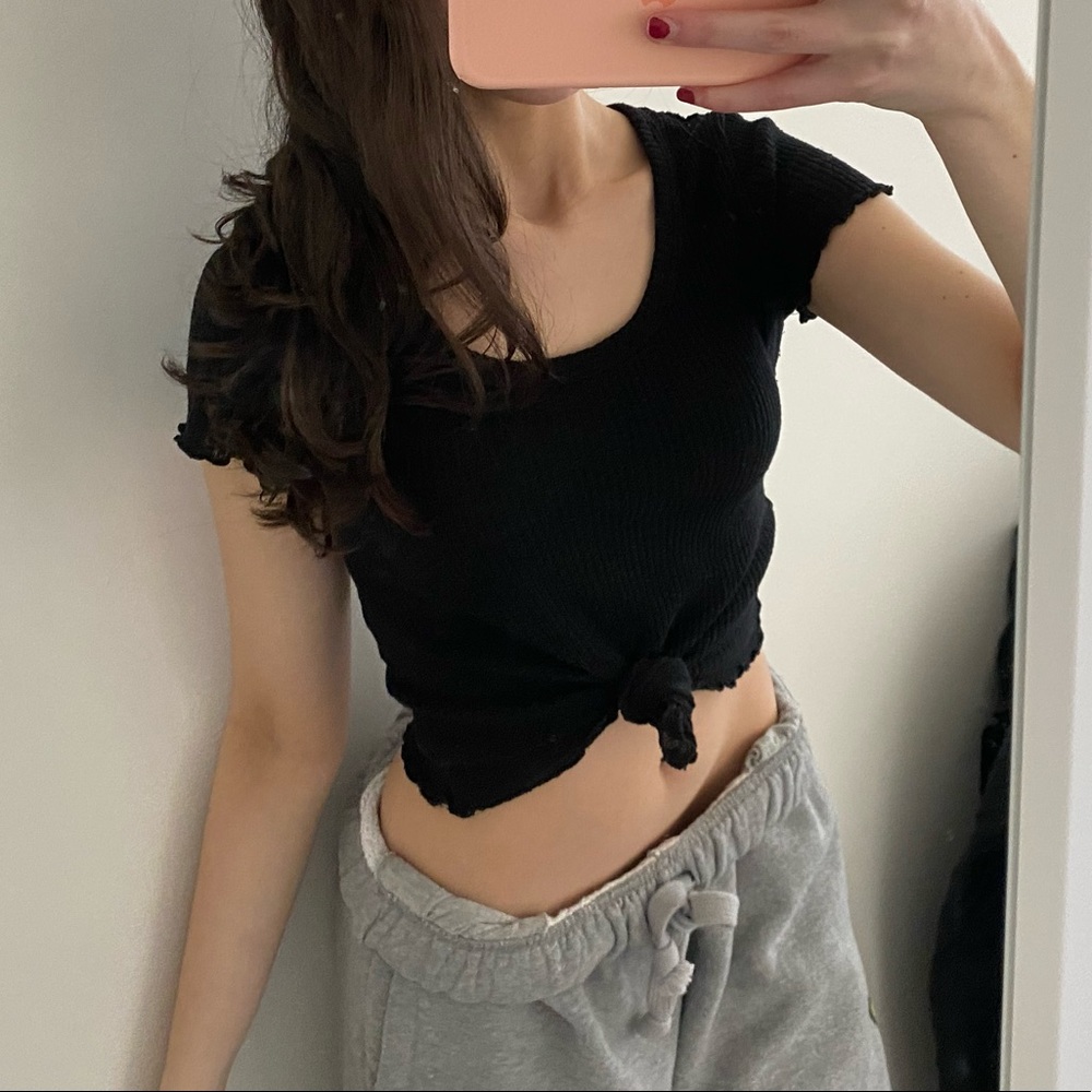 Me to we black shirt super cute and trendy. Size xs and in perfect condition